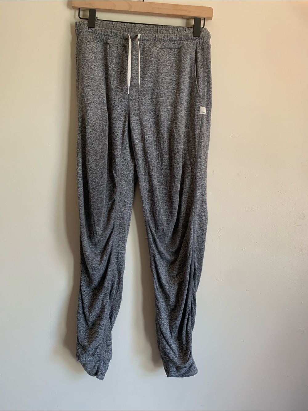 Vuori Gray Heather Women's Jogger Track Pants Size XS Bottoms Clothing Athletic